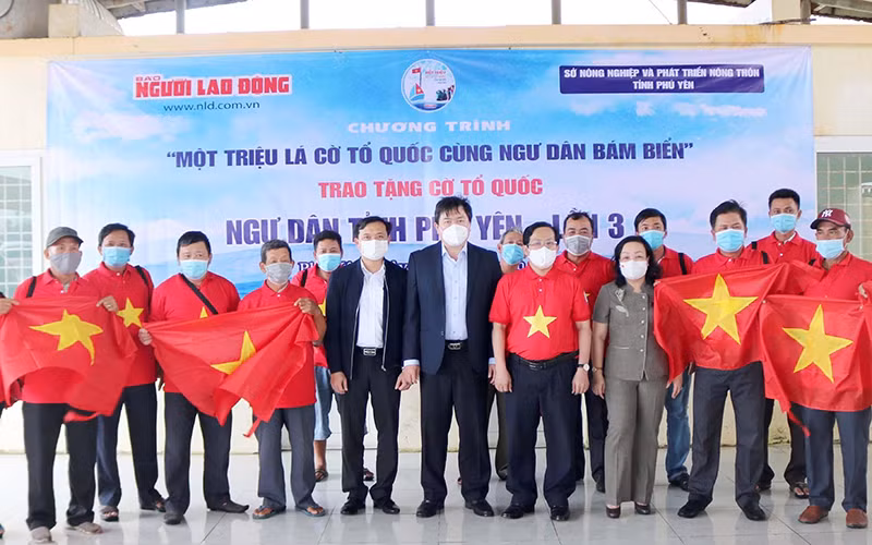 Trao tặng 10.000 lá cờ Tổ quốc cho ngư dân Phú Yên.