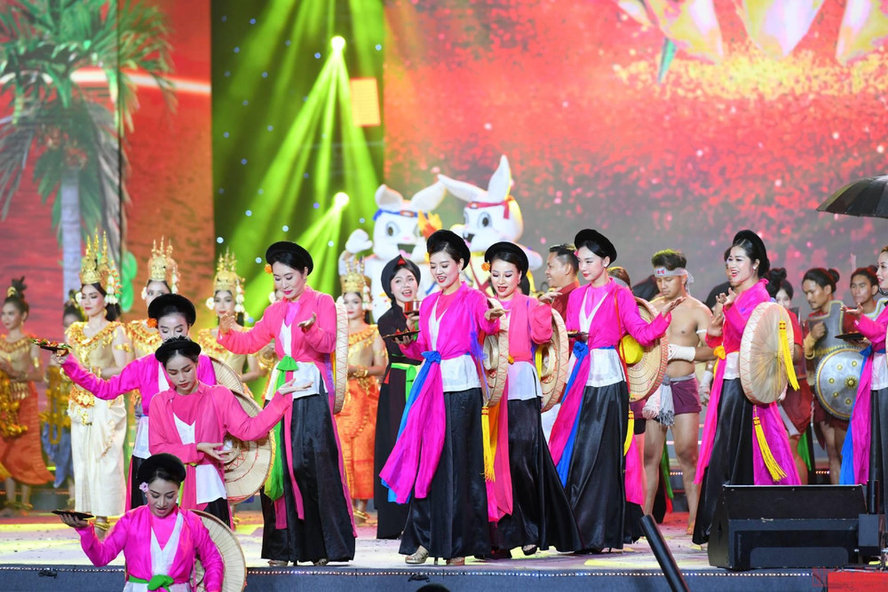 (Ảnh: Thành Đạt) Những màn trình diễn ấn tượng trong Lễ bế mạc SEA Games 31 -0