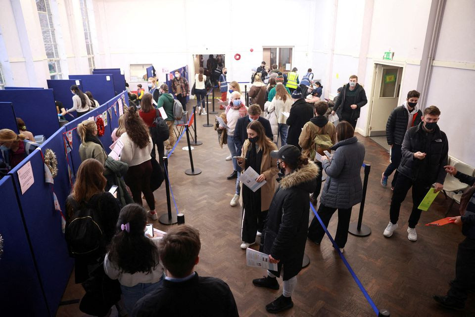 Xếp hàng chờ tiêm ngừa Covid-19 ở London, Anh, ngày 15/12/2021. (Ảnh: REUTERS) Ca mắc Covid-19 mới tại Hàn Quốc lần đầu tiên vượt ngưỡng 13 nghìn ca/ngày -0
