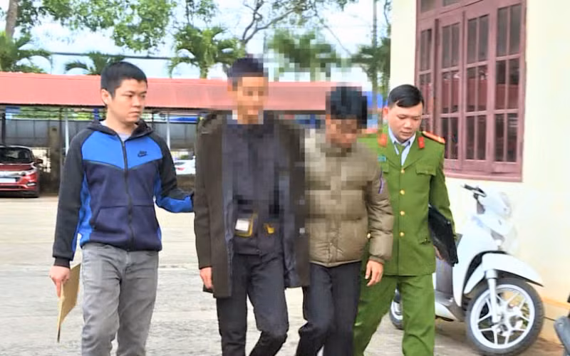 Các em học sinh trong nhóm trộm cắp được dẫn giải về Công an TP Buôn Ma Thuột.