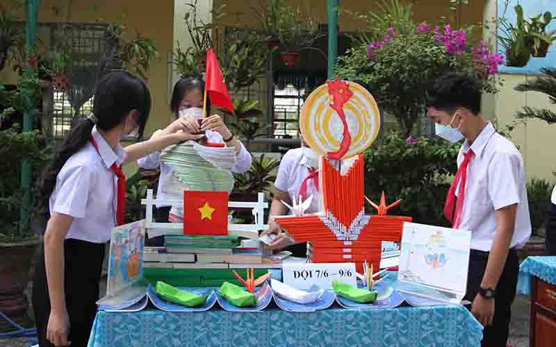 Học sinh thi xếp sách với chủ đề biển đảo quê hương. Mang biển, đảo về trường học -0