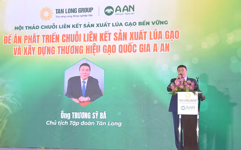 Chủ tịch Hội đồng quản trị Tập đoàn Tân Long Trương Sỹ Bá trình bày tại hội thảo.