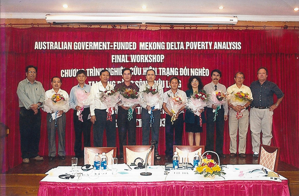 Tim (ngoài cùng bên phải) trong chương trình tổng kết một dự án xóa đói giảm nghèo cho đồng bằng sông Cửu Long được tổ chức năm 2003. Tim McGrath - Người bạn đặc biệt của mảnh đất Chín rồng -0
