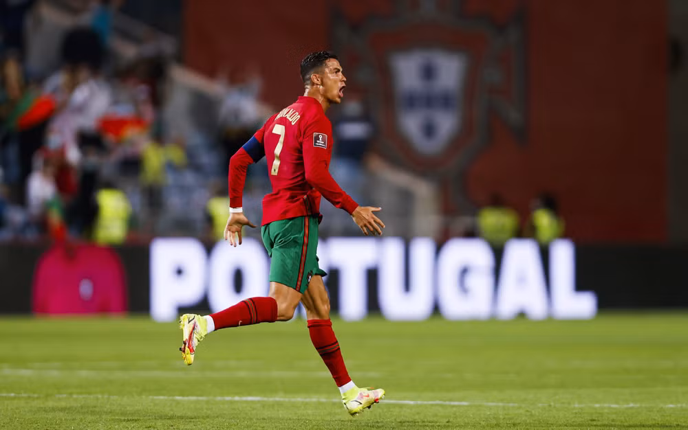 Cú đúp bàn thắng vào lưới Ireland giúp Ronaldo trở thành tay săn bàn vĩ đại nhất ở cấp độ đội tuyển quốc gia trong lịch sử bóng đá thế giới. (Ảnh: Liên đoàn Bóng đá Bồ Đào Nha)