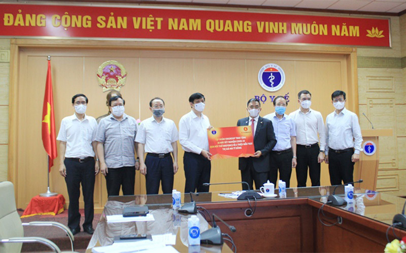 Đồng chí Nguyễn Thanh Long tiếp nhận 30 máy xét nghiệm Covid-19 qua hơi thở do Tập đoàn Vingroup trao tặng. (Ảnh: Bộ Y tế) Những “người hùng thầm lặng” trên hai tuyến đầu -0