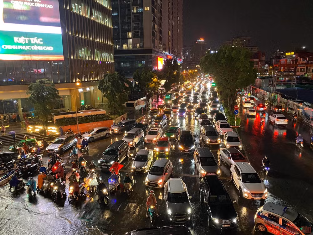 Nhiều tuyến phố Hà Nội ngập, ùn tắc do mưa lớn -5