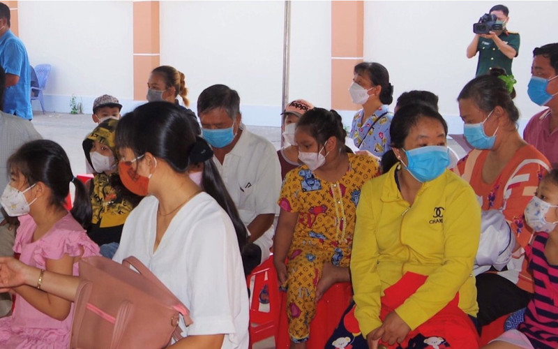 Các bậc phụ huynh đưa trẻ em từ 5 đến 12 tuổi tiêm ngừa vaccine phòng Covid-19. Bạc Liêu triển khai tiêm vaccine phòng Covid-19 cho trẻ từ 5 đến 12 tuổi -0