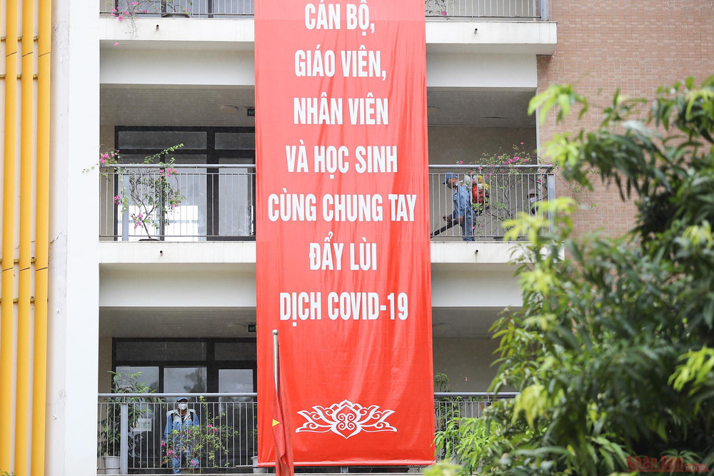 Tại điểm thi Trường THCS Khương Đình, nhân viên y tế phun khử khuẩn toàn bộ khuôn viên điểm thi. 3phun_khu_khuan_thi_tot_nghiep-1625473622493.jpg