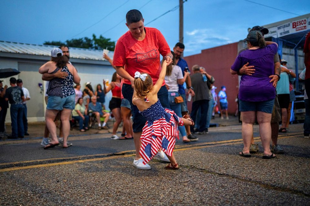 Bé Addilynn Waller (4 tuổi) nhảu cùng dì Jacie Conley trong buổi tiệc Cajun, diễn ra tại bang Louisiana, ngày 3/7. (Ảnh: Reuters) Kỷ niệm lần thứ 245 Quốc khánh của Hợp chúng quốc Hoa Kỳ -0
