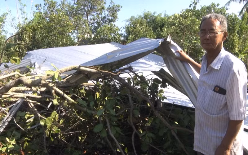 Nhiều căn nhà của người dân xã Phú Hòa, huyện Định Quán bị tốc mái sau trận mưa kèm lốc.