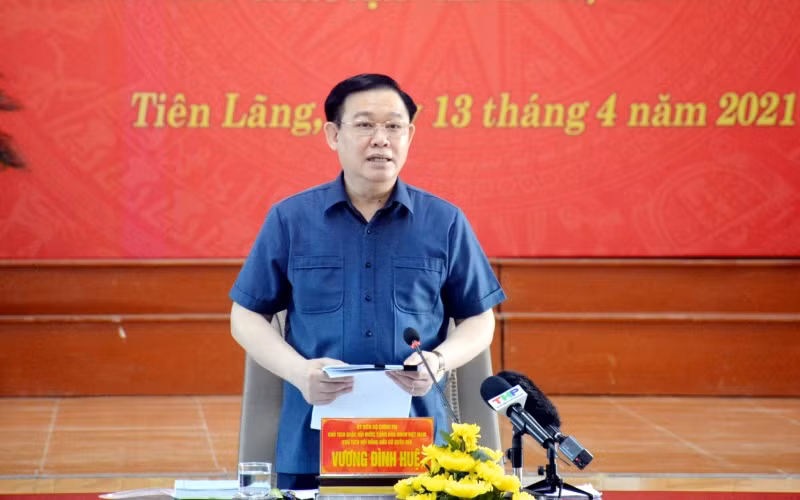 Chủ tịch Quốc hội Vương Đình Huệ phát biểu tại xã Kiến Thiết, huyện Tiên Lãng, thành phố Hải Phòng.