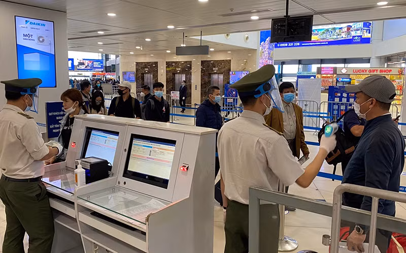 Hành khách làm thủ tục hàng không tại sân bay Nội Bài.