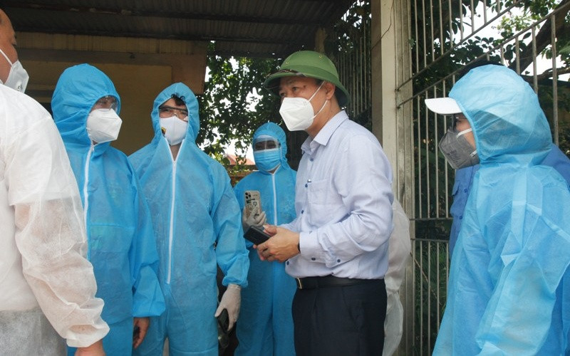 Chủ tịch UBND huyện Việt Yên Nguyễn Văn Phương trao đổi tình hình dịch Covid-19 với các thành viên đoàn ủng hộ của Hội Nghệ sĩ Sân Khấu Việt Nam. 5_2-1622365037782.jpg