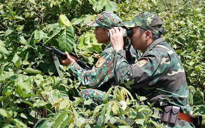 Bộ đội Biên phòng theo dõi mật phục tội phạm. (Ảnh NGUYỄN MINH) Đấu tranh với tội phạm mua bán người qua biên giới -0