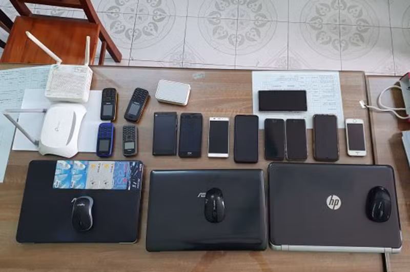 Công an tỉnh Hưng Yên thu giữ tang vật trong vụ án tổ chức đánh bạc và đánh bạc.