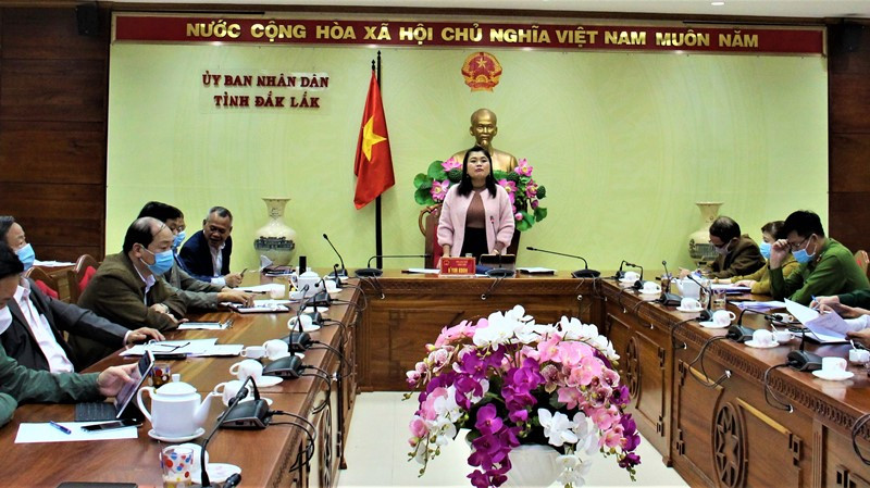 Phó Chủ tịch UBND tỉnh Đắk Lắk, Phó Trưởng Ban Chỉ đạo phòng chống dịch Covid-19 của tỉnh H’Yim Kđoh phát biểu chỉ đạo tại hội nghị. (Ghép)Đắk Lắk cho học sinh nghỉ Tết sớm từ ngày 3-2 để phòng, chống dịch Covid-19 -0