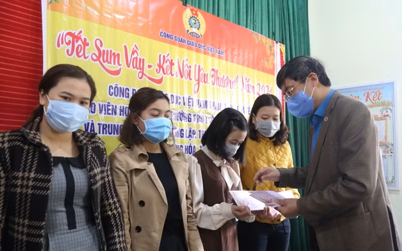 Mang Tết Sum vầy đến vùng lũ -0