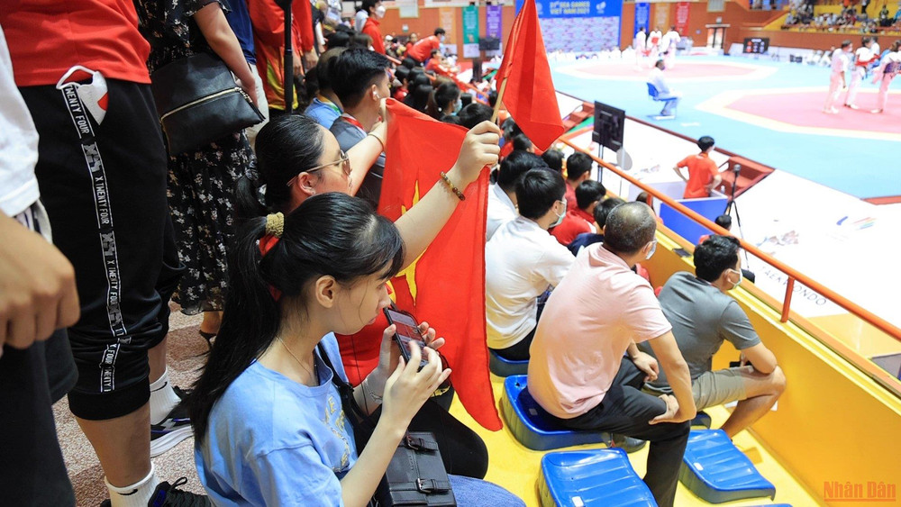 Thể thao dường như là thứ ánh sáng chung, xóa nhòa đi mọi khoảng cách... Cổ động viên đặc biệt: Đến sân, “xem” SEA Games bằng… đôi tai -0