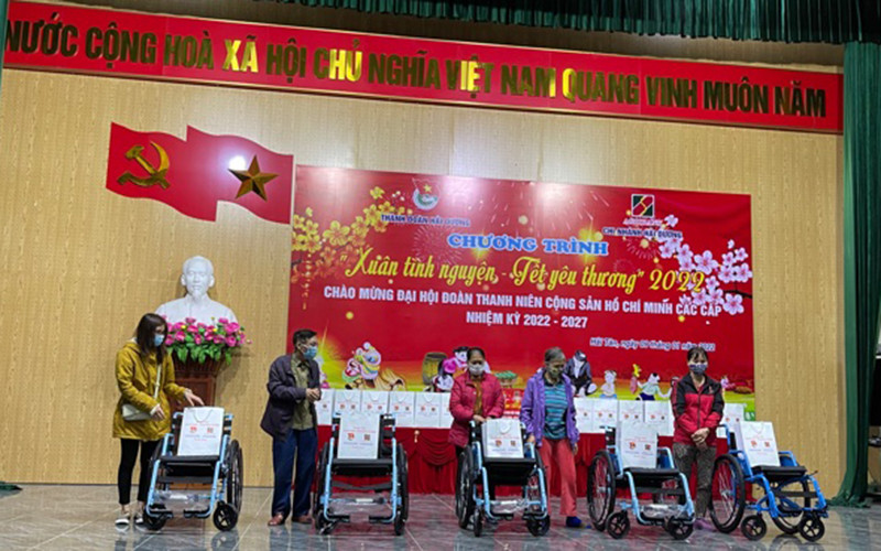 Đại diện gia đình người khuyết tật ở phường Hải Tân nhận xe lăn tại chương trình “Xuân tình nguyện- Tết yêu thương.