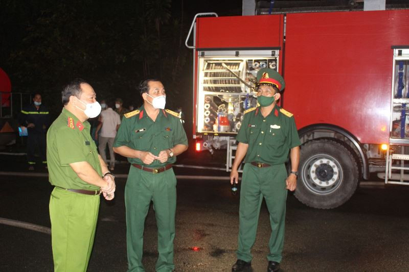 Lãnh đạo Công an và Bộ Chỉ huy quân sự tỉnh Đồng Nai có mặt tại hiện trường chỉ đạo dập lửa. Công an, quân đội nỗ lực khống chế vụ cháy lớn trong đêm ở Đồng Nai -0