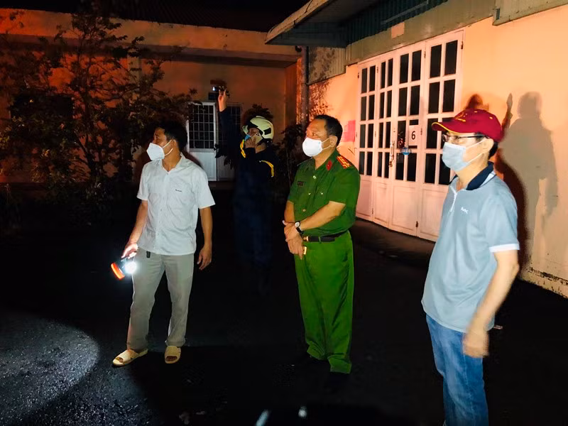 Điều tra nguyên nhân vụ cháy lớn kho vải tại Đồng Nai -0