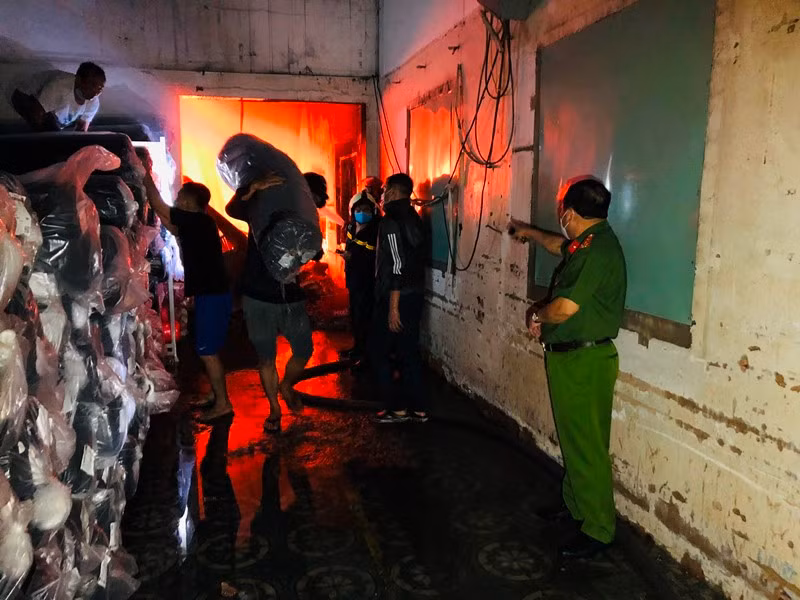 Lãnh đạo Công an tỉnh Đồng Nai chỉ đạo dập lửa và di dời hàng hóa ở kho sát bên cạnh vụ cháy.