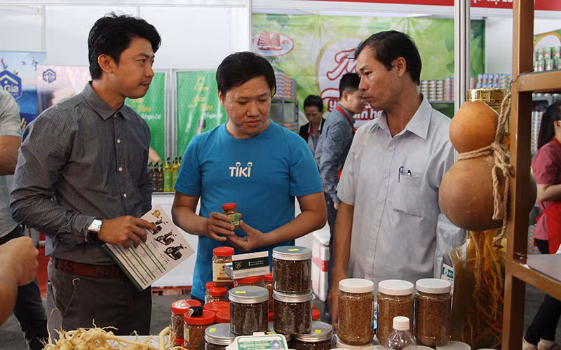 Khách hàng tham quan, mua sắm sản phẩm OCOP tại triển lãm.