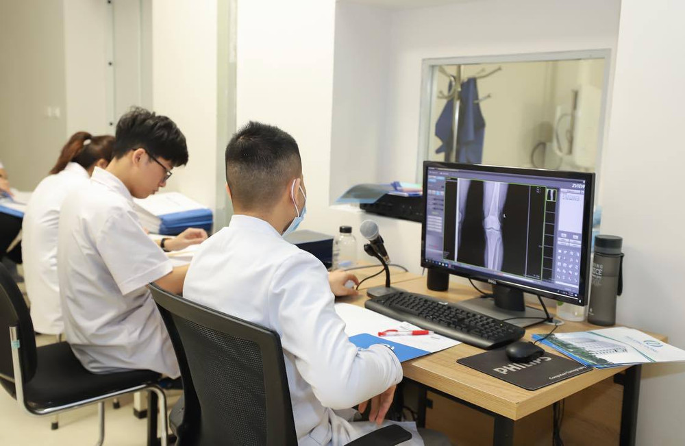 Chụp X-quang chẩn đoán thoái hóa xương khớp. Thời tiết lạnh, làm sao phòng bệnh cơ xương khớp? -0
