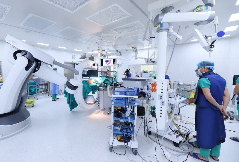Sử dụng robot Pheno Artis dựng hình ảnh ba chiều bệnh nhân trong mổ. Lần đầu tiên, Việt Nam thành công thay xương chậu nhân tạo bằng titan -0