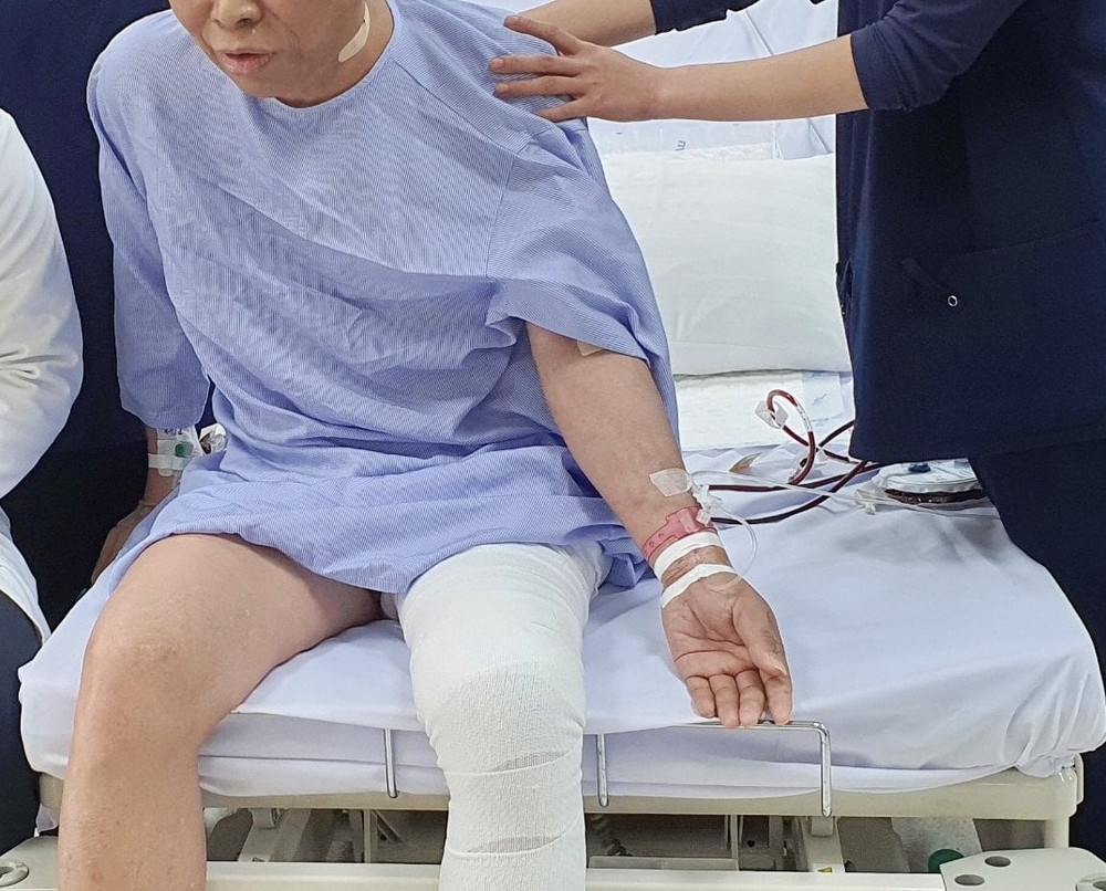 Bệnh nhân tập ngồi sau mổ 12 giờ đồng hồ. Lần đầu tiên, Việt Nam thành công thay xương chậu nhân tạo bằng titan -0