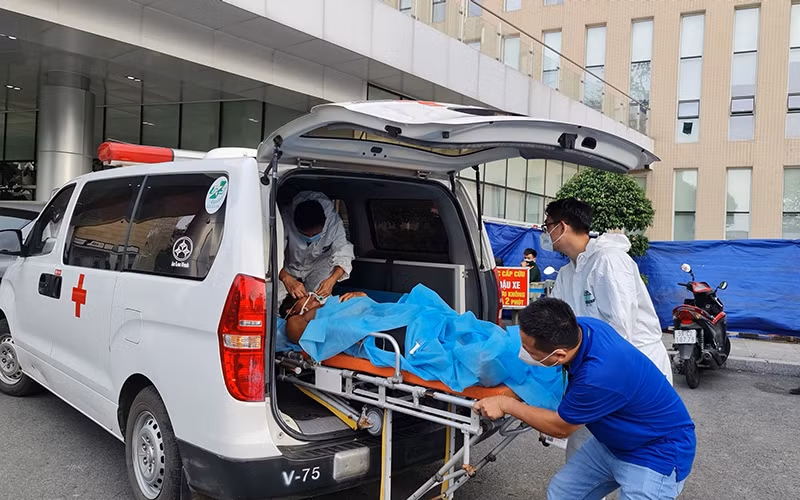 Bệnh nhân được đưa vào đất liền để tiếp tục điều trị. (Ảnh Bệnh viện Quân y 175 cung cấp)