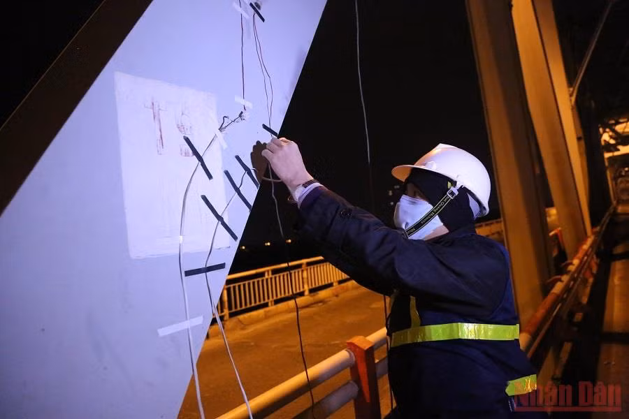 Xuyên đêm tiến hành kiểm định cầu Chương Dương -0