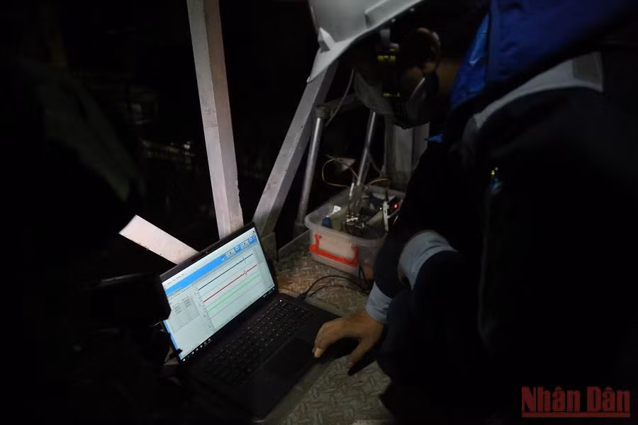 Xuyên đêm tiến hành kiểm định cầu Chương Dương -0