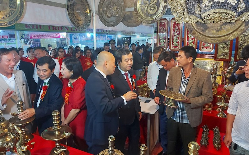Các đại biểu tham quan gian hàng thủ công mỹ nghệ của làng chạm bạc Đồng Xâm, huyện Kiến Xương, tỉnh Thái Bình. Khai mạc hội chợ nông nghiệp quốc tế đồng bằng Bắc Bộ 2020 -0