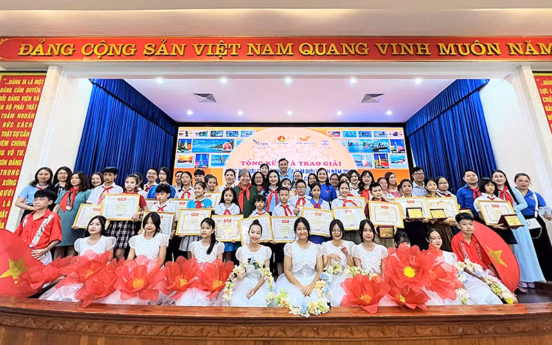 Đại diện ban tổ chức và những thí sinh giành giải của cuộc thi tại Lễ tổng kết.