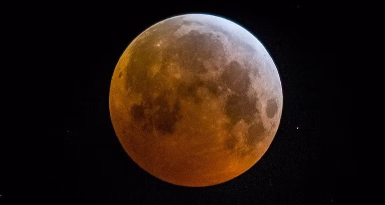 Nguyệt thực toàn phần ở Mechelen, Bỉ, ngày 21-1-2019. Ảnh: Getty Images.