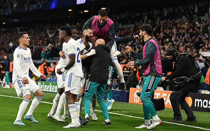Real đã đánh bại Chelsea để vào tứ kết Champions League với tỷ số chung cuộc 5-4. (Ảnh: Daily Mail)