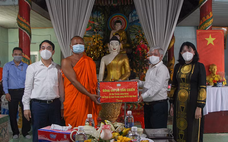 Đồng chí Đỗ Văn Chiến đến thăm, chúc Tết một số chùa trên địa bàn tỉnh Hậu Giang.