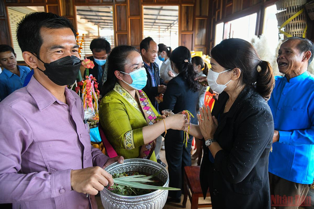 Quân dân 2 huyện Nam Giang và Đắc Chưng đón Tết cổ truyền Bunpimay với nghi lễ cầu may. (Ảnh: THÀNH ĐẠT) Quan hệ hữu nghị đặc biệt Việt - Lào: Tết của bạn là Tết của mình -0