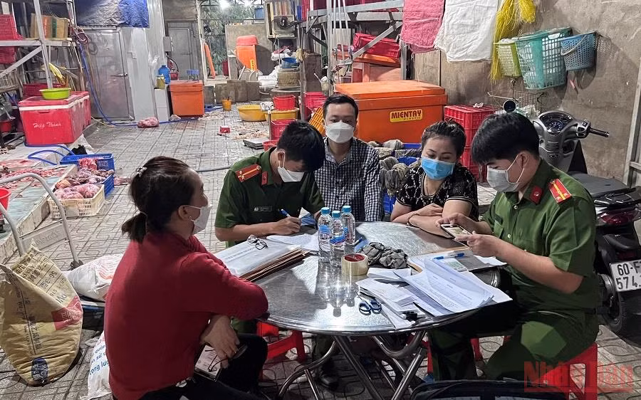 Lực lượng PC05, Công an tỉnh Đồng Nai lập biên bản xử lý vi phạm đối với một chủ cơ sở.