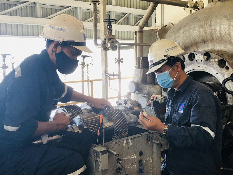 CBCNV Nhà máy Đạm Phú Mỹ đeo khẩu trang trong suốt quá trình tiến hành bảo dưỡng tổng thể. Phát huy hiệu quả quản trị, Petrovietnam có bước tăng trưởng mạnh -0