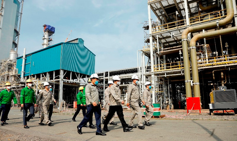 Tổng Giám đốc Petrovietnam Lê Mạnh Hùng kiểm tra công tác bảo dưỡng tổng thể Nhà máy Đạm Phú Mỹ, sáng 7-5. Phát huy hiệu quả quản trị, Petrovietnam có bước tăng trưởng mạnh -0