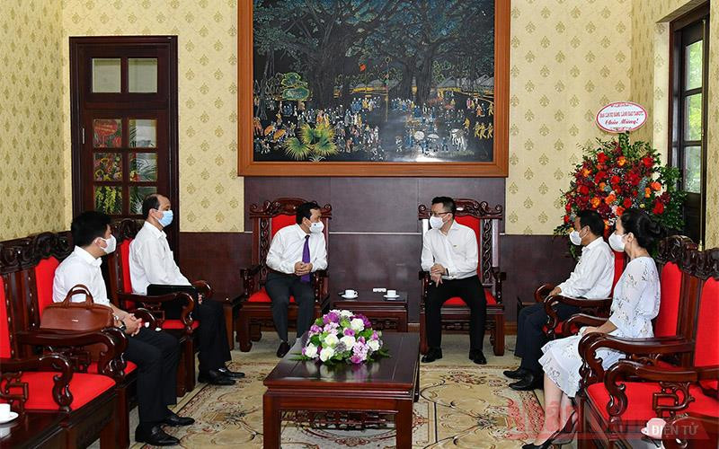 Đồng chí Nguyễn Hồng Sơn, Phó Trưởng Ban Kinh tế Trung ương cùng đoàn đã tới thăm và chúc mừng Báo Nhân Dân nhân ngày 21-6. (Ảnh: THỦY NGUYÊN) Lãnh đạo Đảng, Nhà nước thăm và chúc mừng Báo Nhân Dân nhân ngày 21-6 -0