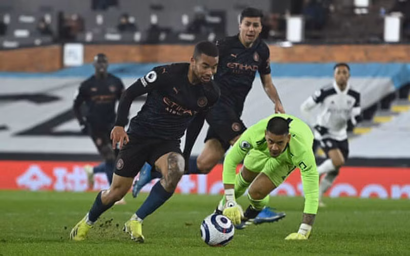 Jesus (áo sẫm) ghi bàn thắng thứ hai cho Man City.