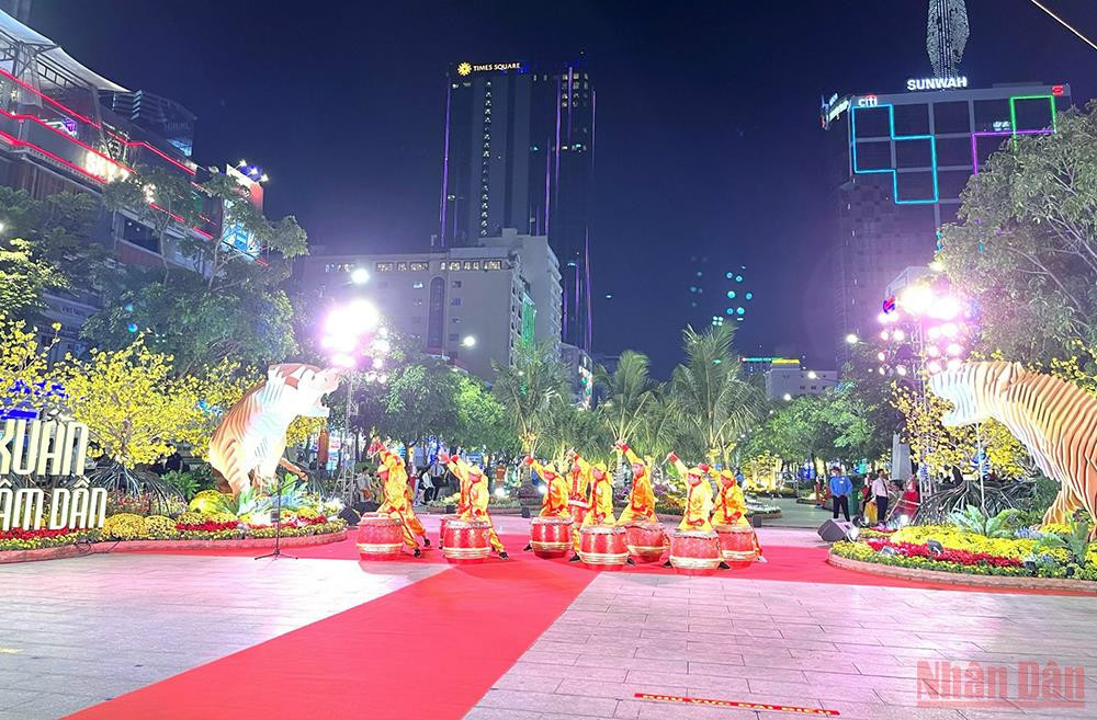 Cổng chào Đường hoa lần đầu được thiết kế hai bên với hình tượng “Song hổ tương phùng”. Đường hoa Nguyễn Huệ Tết Nhâm Dần 2022 chính thức mở cửa phục vụ người dân -0
