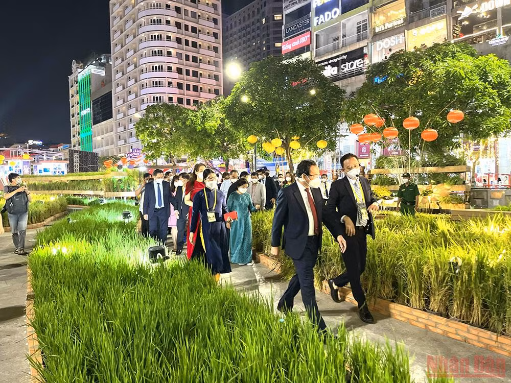 Đường hoa Nguyễn Huệ Tết Nhâm Dần 2022 chính thức mở cửa phục vụ người dân -0