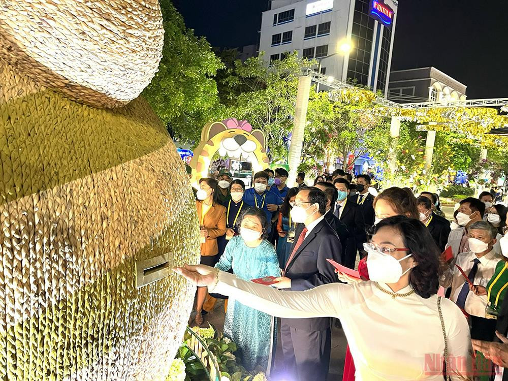 Các đại biểu quyên góp cho chương trình “Chung tay góp sức phòng, chống Covid-19” trên Đường hoa Nguyễn Huệ 2022. Đường hoa Nguyễn Huệ Tết Nhâm Dần 2022 chính thức mở cửa phục vụ người dân -0