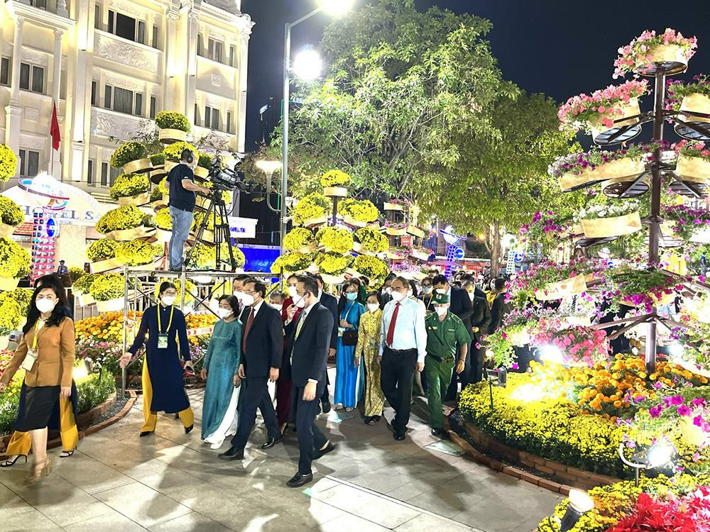 Các đại biểu tham quan Đường hoa Nguyễn Huệ. Đường hoa Nguyễn Huệ Tết Nhâm Dần 2022 chính thức mở cửa phục vụ người dân -0