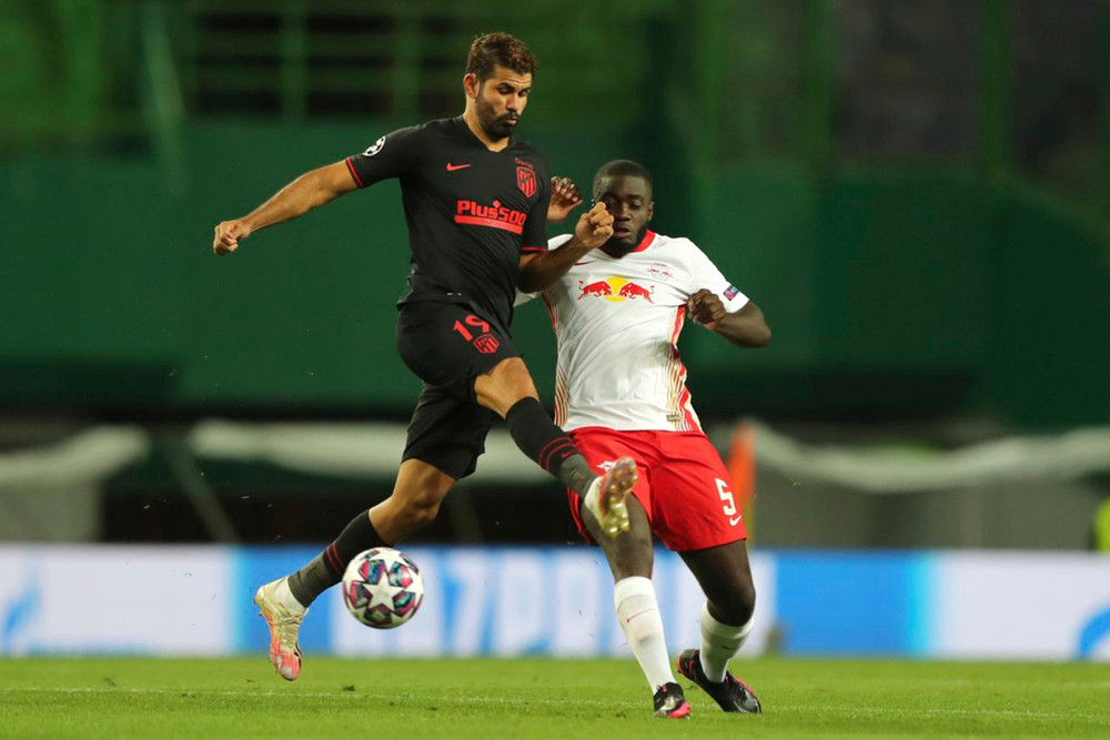 Dayot Upamecano (áo trắng) trong tình huống tranh chấp với một Diego Costa đầy ranh ma. Top 5 cầu thủ thi đấu ấn tượng tại UEFA Champions League mùa giải năm nay. -0
