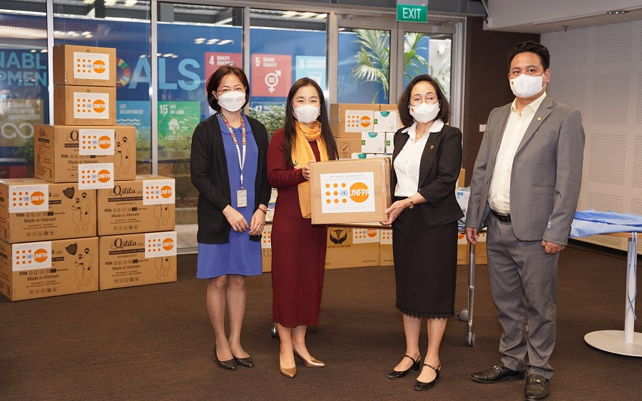 UNFPA trao tượng trưng thiết bị và vật tư y tế phòng, chống dịch Covid-19 cho Bộ Y tế ngày 15/12/2021. (Ảnh : UNFPA)